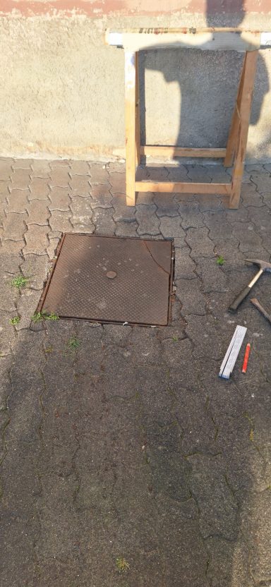 Alte defekte Schachtabdeckung