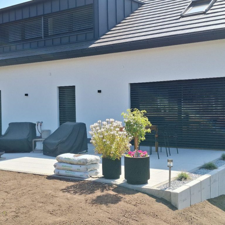 Neubau einer Terrasse mit Einfassung aus L-Steinen mit Pflanzkübel
