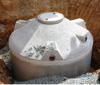 Neue Regenwasserzisterne kurz vor dem verfüllen